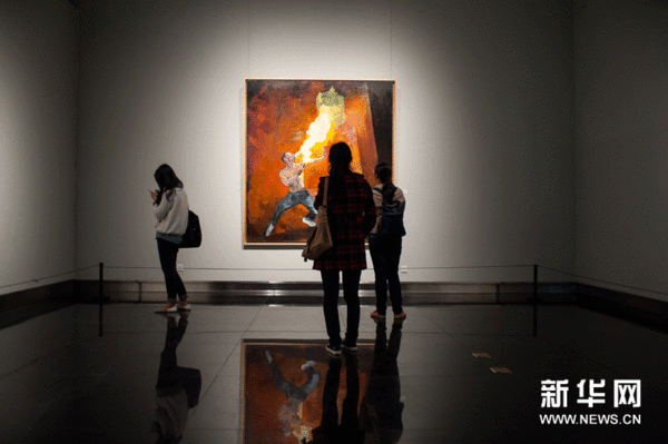 参观者在欣赏画家韩辛的作品《燃烧的欲望之三》。