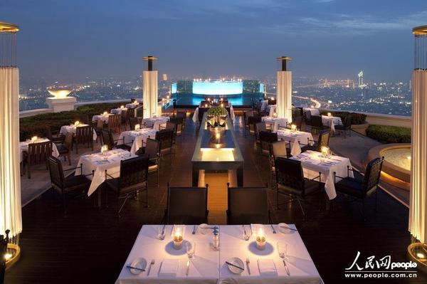 莲花圆顶上以空中酒吧闻名的Sirocco热风餐厅，为世界上最高的露天地中海菜系餐厅
