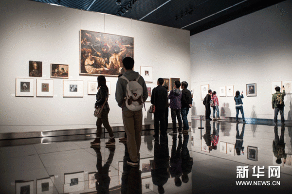 4月9日，在位于南京的江苏省美术馆，参观者在欣赏画展“四十年的故事”。
