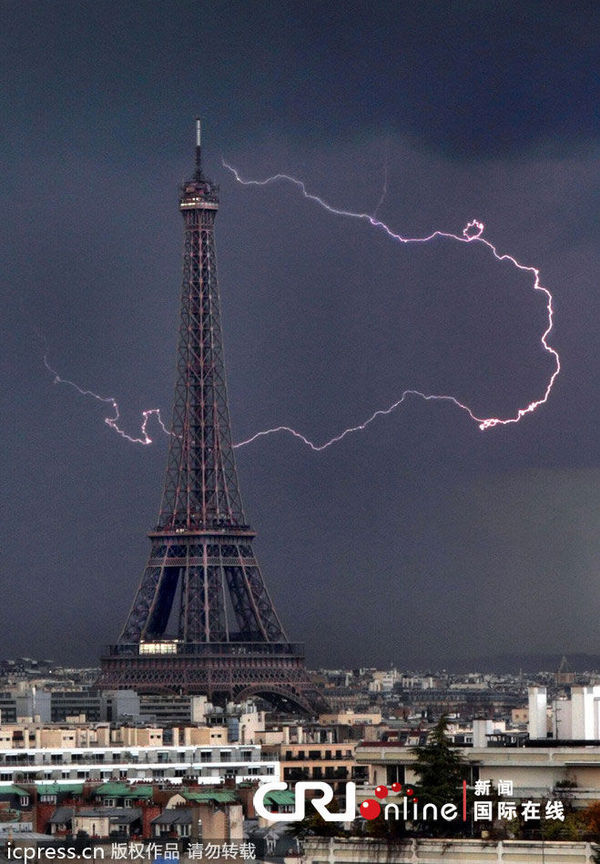 法国巴黎遭遇最强雷暴天气 闪电击中埃菲尔铁