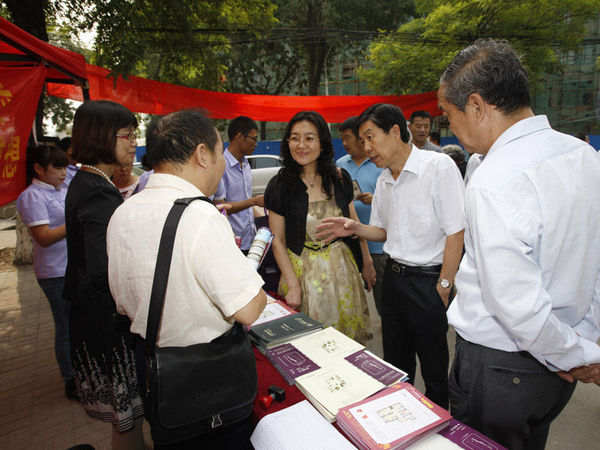 服务进校园,温暖送园丁校工会组织企业现场为