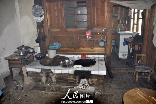 传统、环保的藏式连锅炕（做饭时，灶火产生的热能通过土炕炕洞）。