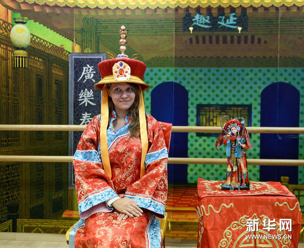 8月31日，在俄罗斯莫斯科中国文化中心，一名参观者身着中国传统服装留影。