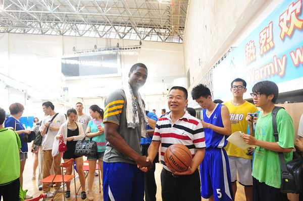 2013上海市民体育大联赛篮球比赛日前在我校