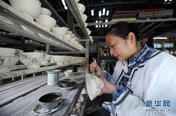 　　景德镇古窑民俗博览区的手工制瓷艺人在画坯（2012年10月19日摄）。