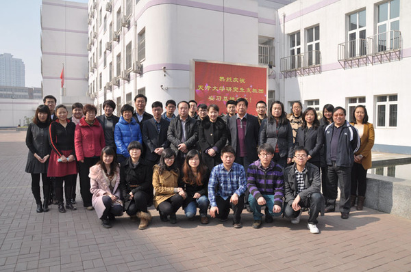 本站讯(通讯员 冯乐)4月1日,在天津大学附属中学举行了天津大学研究生