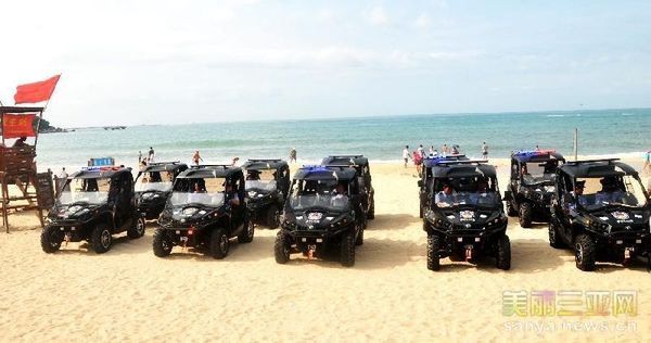 　　10辆沙滩巡逻警车停放在三亚大东海景区（8月20日摄）。