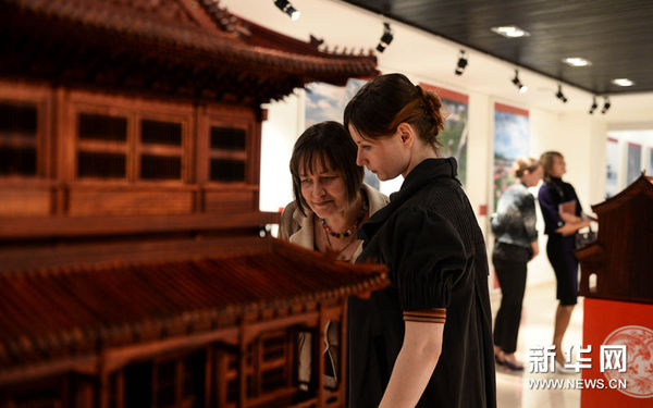 8月31日，在俄罗斯莫斯科中国文化中心，参观者观看展览。