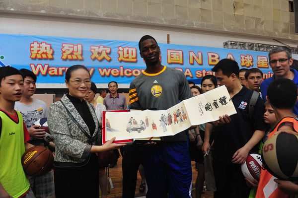 2013上海市民体育大联赛篮球比赛日前在我校