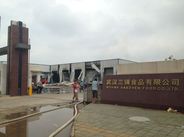 武汉一食品厂突发大火 过火面积达3000平方米