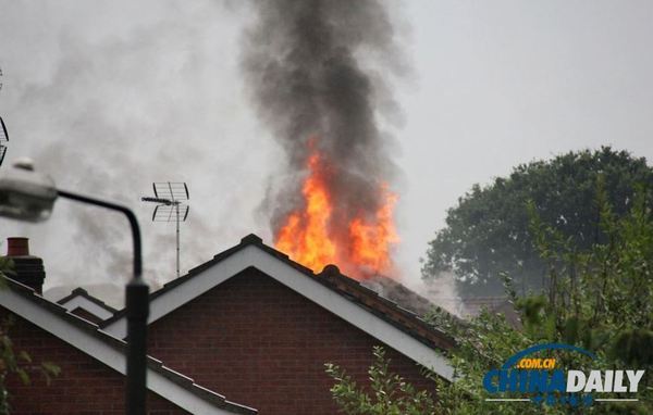 组图:暴风雨终结英国酷热天气 闪电惊心动魄房屋受损