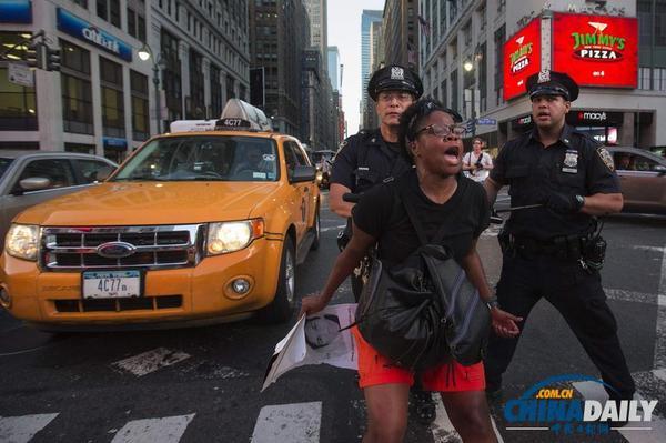 数千人聚集纽约时报广场 抗议协警枪杀黑人被