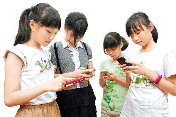 图为小朋友正在使用智慧手机 原标题:警惕变“低头族” 台小学生使用智能手机约半数成瘾 人民网7月16日电 据台湾《中国时报》报道,现代人不少都是“低头族”,时时要拿出智慧型手机“滑”一下。小小低头族的现象恐怕也会愈来愈多,根据儿福联盟调查,拥有智慧型手机的孩子当中,约半数有轻度手机成瘾现象,甚至有一成呈现重度成瘾。 儿福联盟昨天公布“2013年手机及APP使用调查报告”,针对五至八年级学生进行抽样调查,共回收