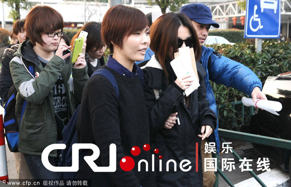 田馥甄机场获大批粉丝接机 素颜现身见镜头用信件遮脸