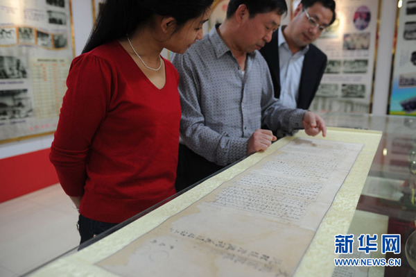 5月4日，河北省深州市中学的老师在研究清代文瑞书院课艺。