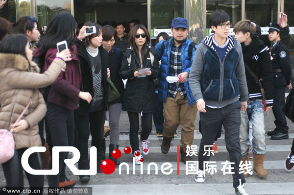 田馥甄机场获大批粉丝接机 素颜现身见镜头用信件遮脸