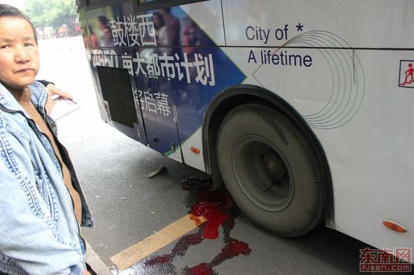 公共汽车的轮子-福州118路公交车发生碾人事故 致一乘客受伤高清图片