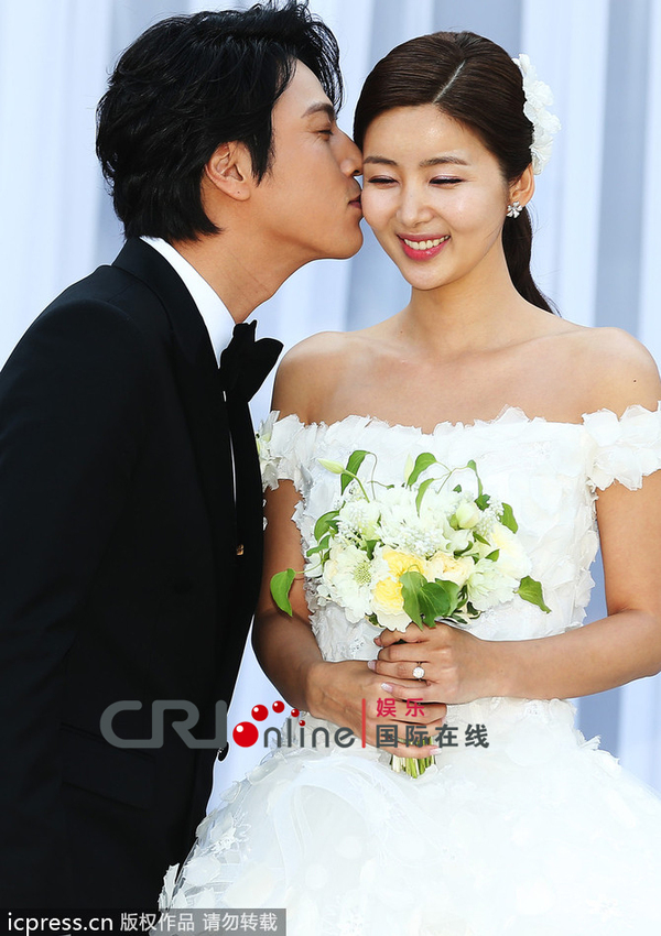 韩在石婚礼记者会温馨感人 现场甜蜜亲吻新娘朴率美