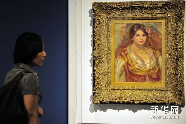 5月24日，观众在绘画特展开幕记者会上观赏雷诺阿的油画《弗朗索瓦小姐》。
