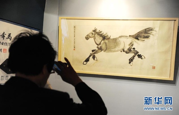 5月4日，参观者在上海邮政博物馆参观徐悲鸿真迹作品《赠陶麟书》。