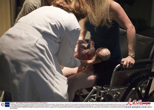 组图:实拍美国一妇女于医院停车场的轮椅上分娩