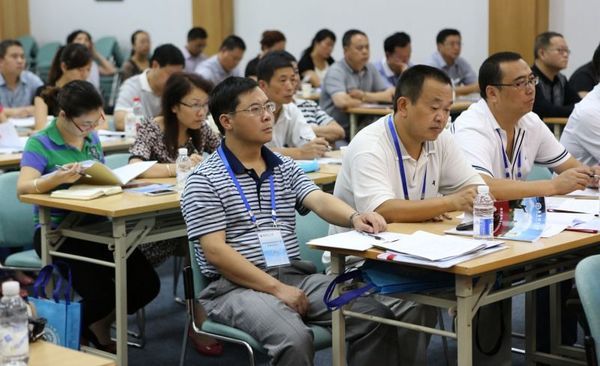 图片说明：参加培训的学员在认真听取开学典礼上各位领导的讲话
