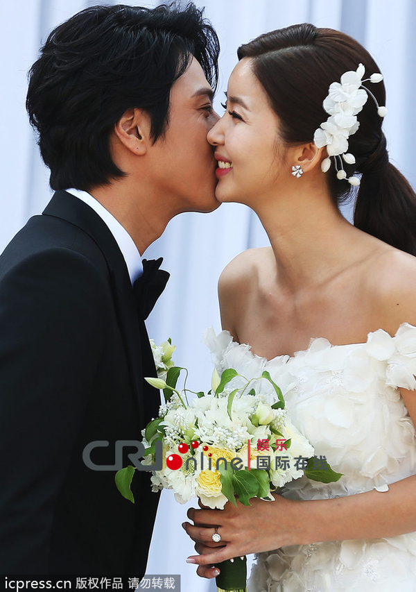 韩在石婚礼记者会温馨感人 现场甜蜜亲吻新娘朴率美
