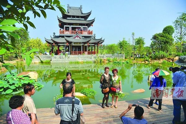 图为人们在南宁园博园游览。 广西新闻网-南国早报记者 唐辉吉摄 广西新闻网-南国早报南宁讯 (记者赖武慧)10月6日,国庆长假接近尾声,南国早报记者从广西多个景区获悉,外地游客人数开始明显下降,同时本地游客增多,短途游、周边游、城郊游等休闲旅游担当主力军。 别了,桂林、假期结束,开心回家了。10月6日,不少网友在微博、QQ个性签名上依依不舍地告别景区。桂林市民赵女士告诉记者,6日后桂林漓江边上的游客明显减少。钦州市民李女士则选择此时和家人前往北海银滩游玩,错峰旅游,没有拥堵更惬意。她说,热门景