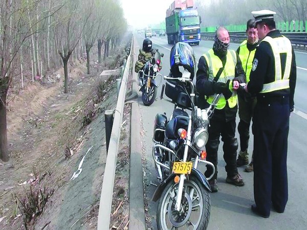 骑摩托上高速还停车抽烟
