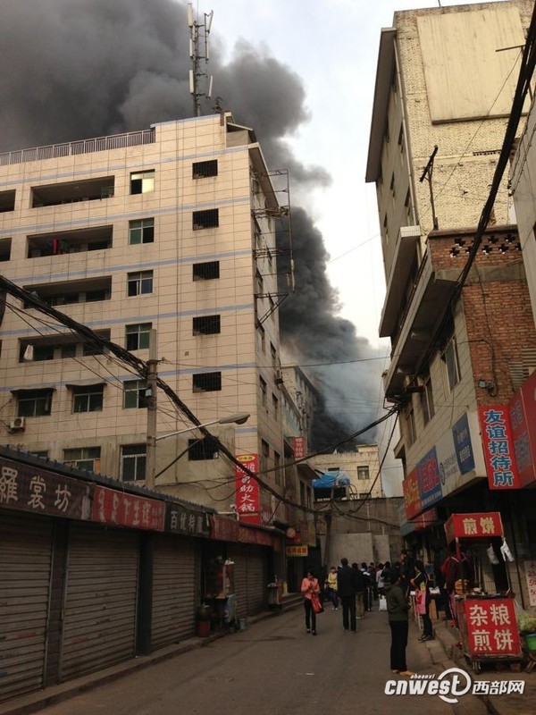 今天(3月21日)上午9时许,西安市南郊西八里村发生火灾,由于现场浓烟较