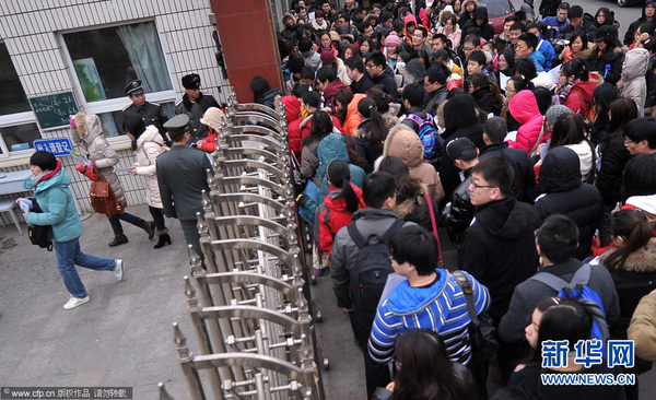 北京:公务员考试举行 近7万人争抢金饭碗