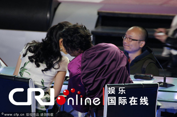 章子怡录《最强音》当众“调戏”陈奕迅 与罗大佑摸手热聊不惧撒贝宁吃醋