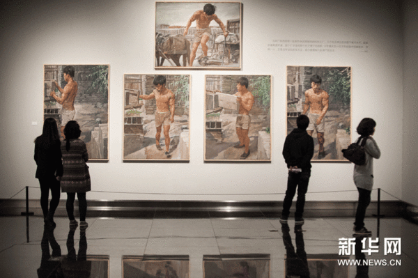 参观者在欣赏画家林旭东的作品《七月流火》。