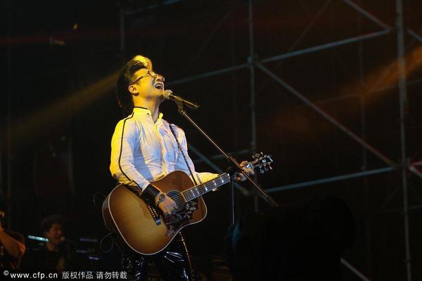 汪峰巡演杭州站开唱 全场起立大合唱气氛火爆