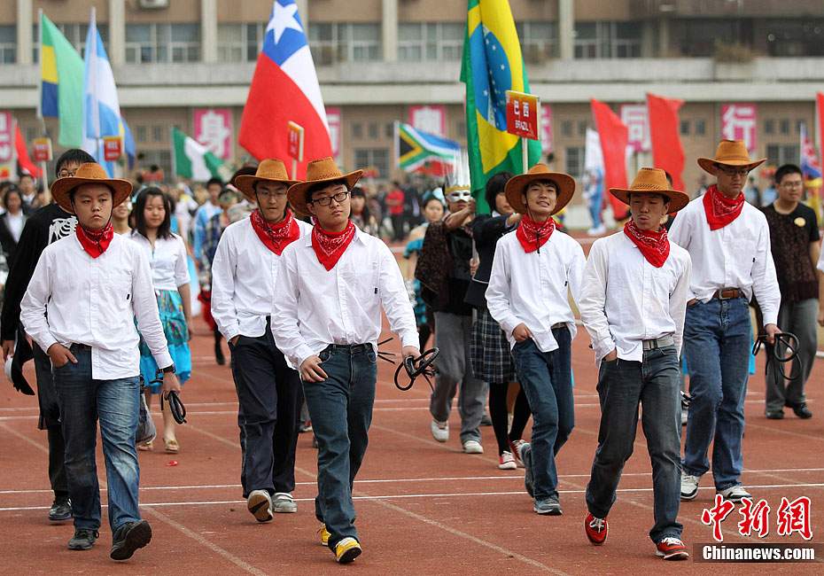 组图:南京举行中学运动会 入场式创意大比拼
