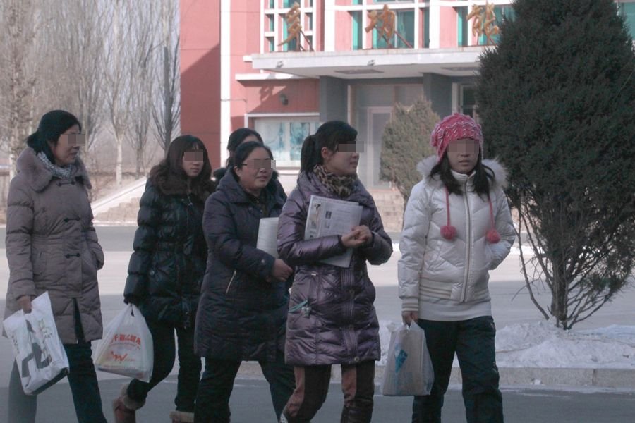 高清大图:沈阳400学生扛被褥异地补课躲避教育