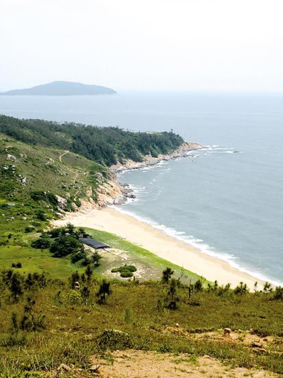 >>推荐地:阳西沙扒湾 海滨风情:沙扒湾位于阳西县沙扒镇,面向浩瀚南海