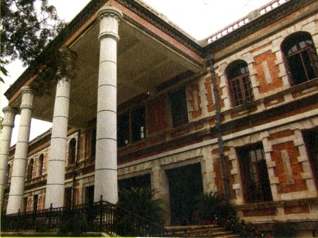 云南大学创建于1922年12月,1923年4月20日开始招生,八十多年来六易校