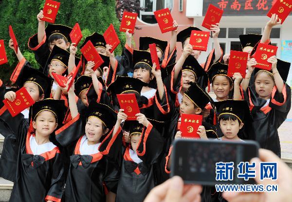 幼儿园搞毕业典礼 小朋友穿学士服拍照(组图)