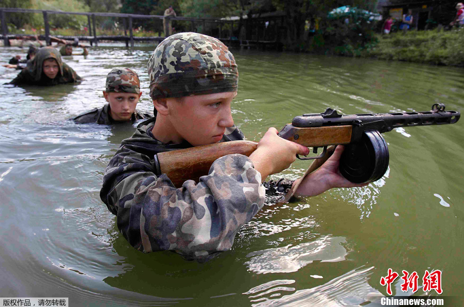 高清:俄罗斯中学生夏令营荷枪实弹军训