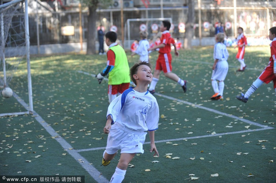 高清:中国小学足球队0-15俄少年队因技术太粗
