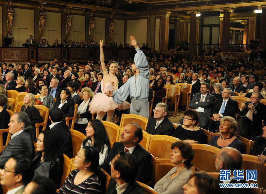 高清:实拍北京80中在维也纳金色大厅精彩演出