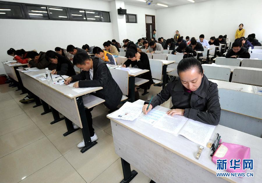 11月27日,考生在南京林业大学考点的考场内参加国家公务员考试.