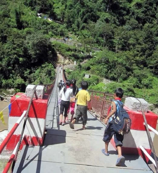 危险的溜索已彻底成为历史,书包里不用再背着沉甸甸的滑轮.