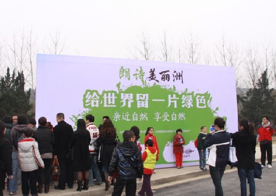 给世界留一片绿色 杭州网小记者郎诗美丽洲植树活动圆满结束