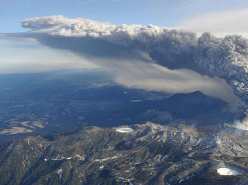 九州南部鹿儿岛县与宫崎县交界处的雾岛山新燃岳火山当天下午再次喷发