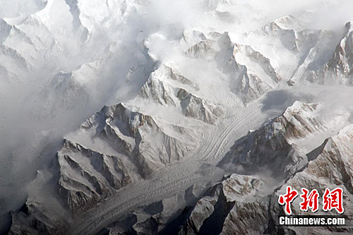 国际空间站宇航员拍摄天山山脉 异常清晰像模