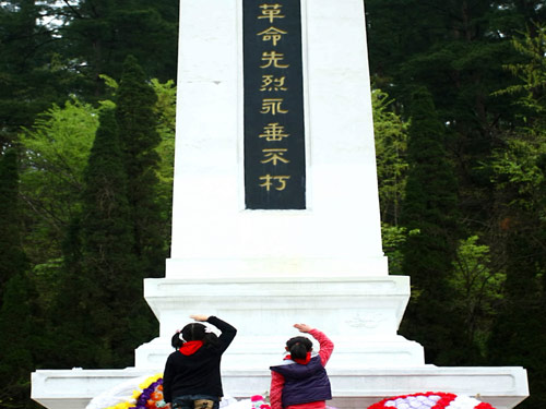 少先队员向革命烈士碑敬礼2011年4月3日,许多市民及游客纷纷来到黔灵