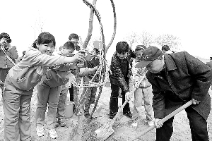 老教授与小学生一起种树