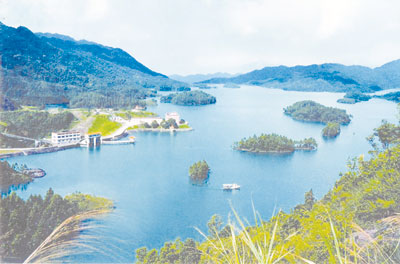 "放逐山野八甲仙湖位于阳春市八甲镇鹅凰嶂保护区,是粤西最大的蓄水库